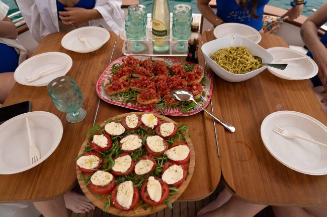 Addio Al Nubilato/Celibato In Barca con Pranzo o Cena a Bordo