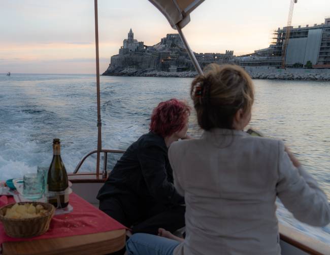 Tour Aperitivo e Cena in Barca al Tramonto dalle 18.30 alle 22.00