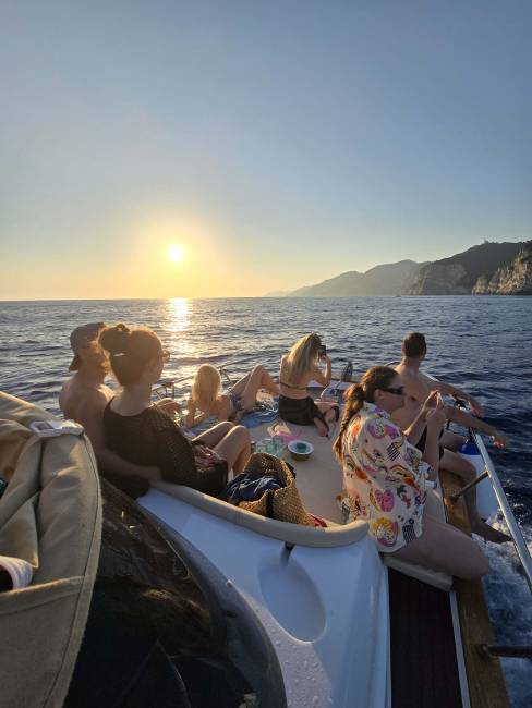 Tour Aperitivo e Cena in Barca al Tramonto dalle 18.30 alle 22.00