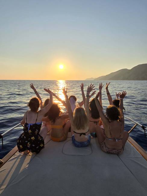Tour Aperitivo e Cena in Barca al Tramonto dalle 18.30 alle 22.00